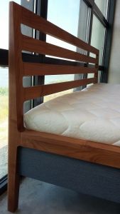 TEAM 7 Mylon houten design bed met gestoffeerde bedzijden